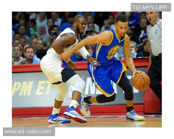 库里分享11张圣诞大战回忆照克莱一哥保罗同框老詹三度现身引热议